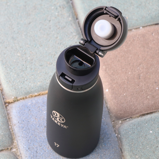 traveler-fliplocktm-lid-d3 96076-R-TravelerLid-Lifestyle-Onyx.png